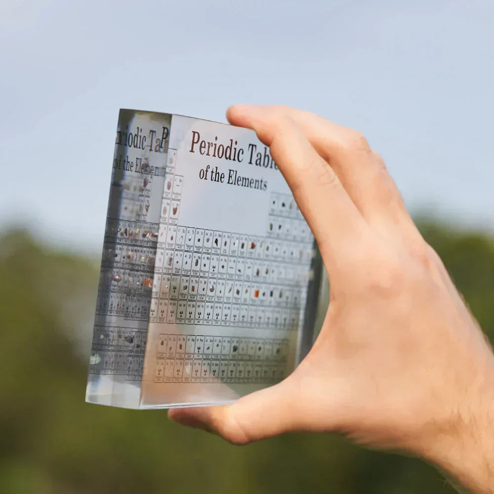 Elementa Verlichte Periodieke Tabel – Acryl display met houten voet & 83 echte elementen