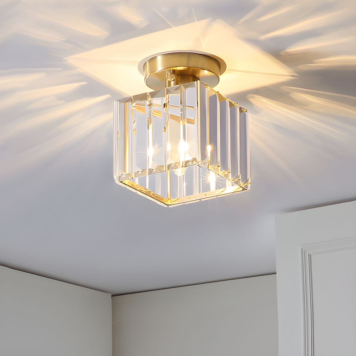 Montaro Plafondlamp – Zwarte plafondlamp met kristallen kap en messing accenten