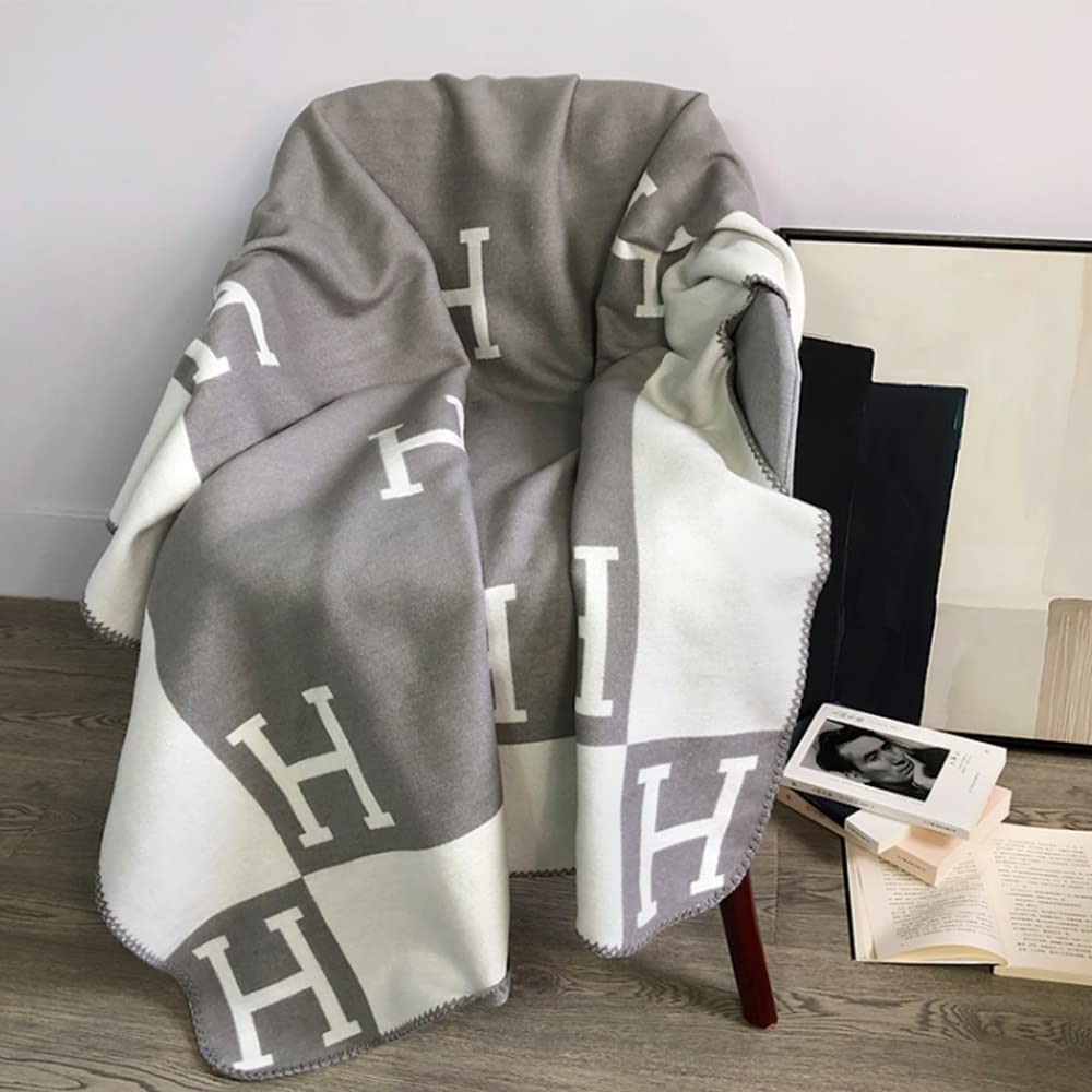 Alvara – Warm gebreide deken 150x200 cm, zacht en luxe woonaccessoire