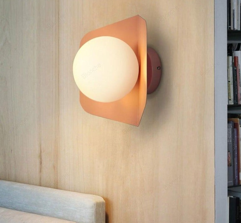 Lurevia Wandlamp met Geometrische Plaat en Frosted Glasbol – Modern Pastel Design