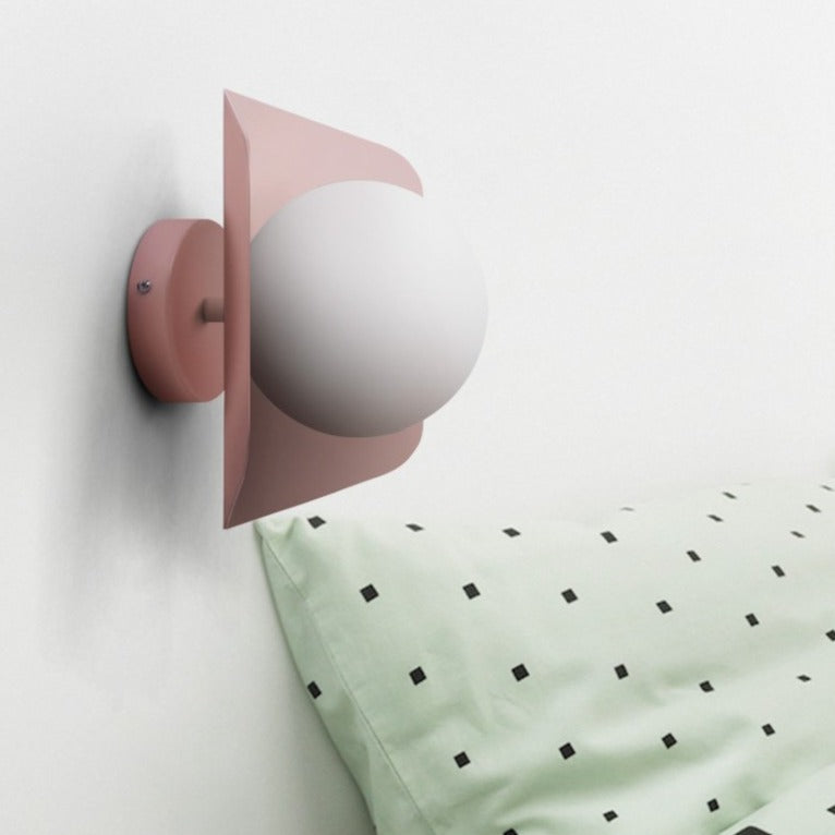 Lurevia Wandlamp met Geometrische Plaat en Frosted Glasbol – Modern Pastel Design