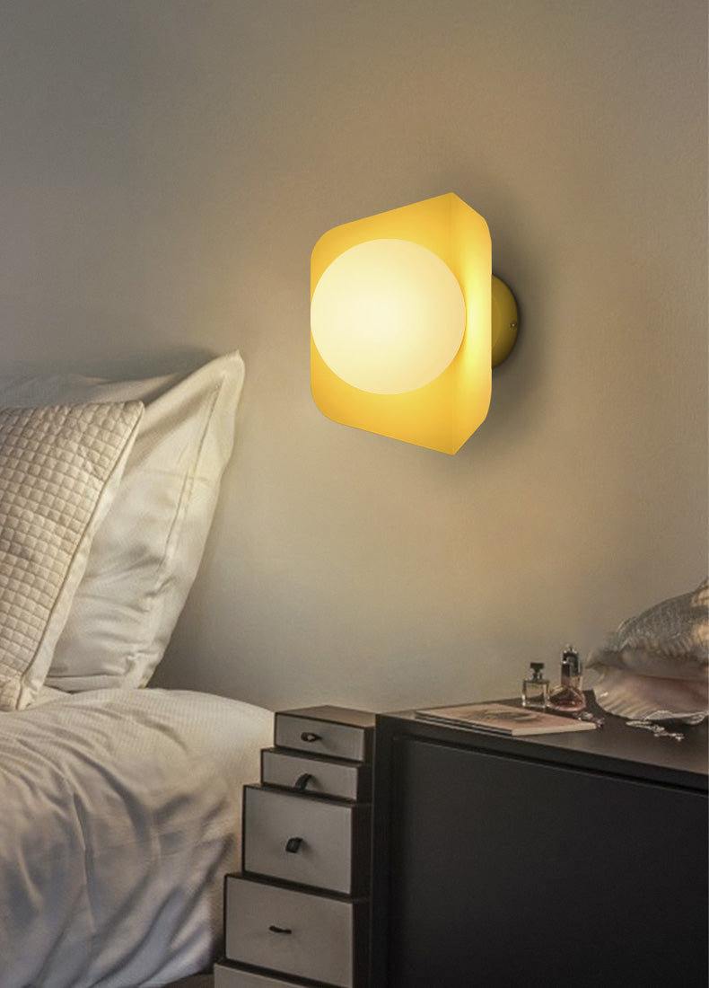 Lurevia Wandlamp met Geometrische Plaat en Frosted Glasbol – Modern Pastel Design