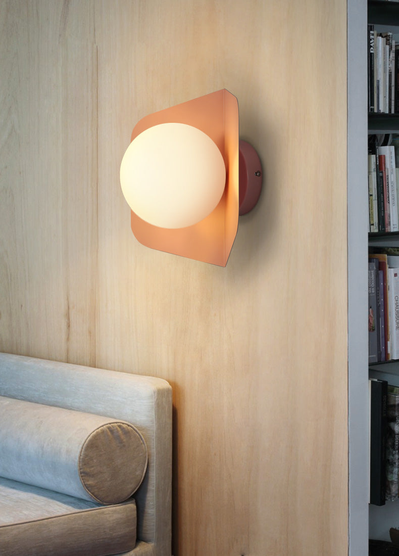 Lurevia Wandlamp met Geometrische Plaat en Frosted Glasbol – Modern Pastel Design
