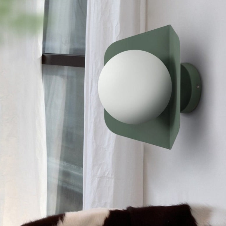 Lurevia Wandlamp met Geometrische Plaat en Frosted Glasbol – Modern Pastel Design