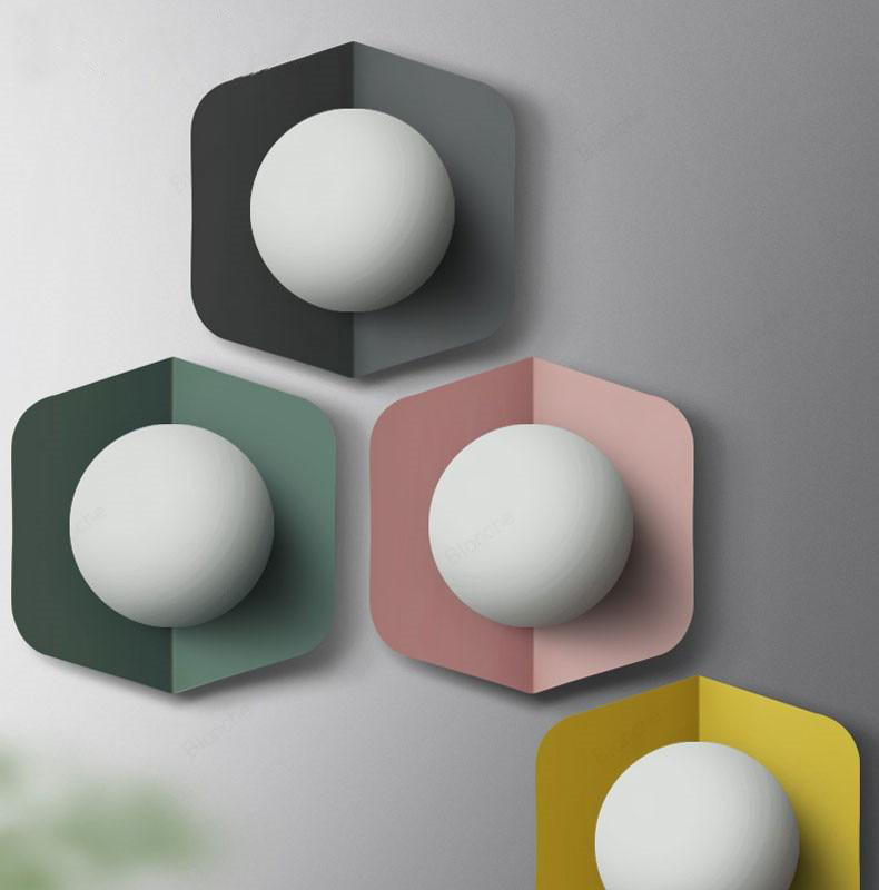 Lurevia Wandlamp met Geometrische Plaat en Frosted Glasbol – Modern Pastel Design