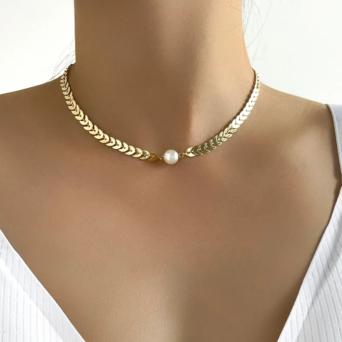 Aureline Parel Choker – Verstelbare Champagnekleurige Ketting met Parelaccenten