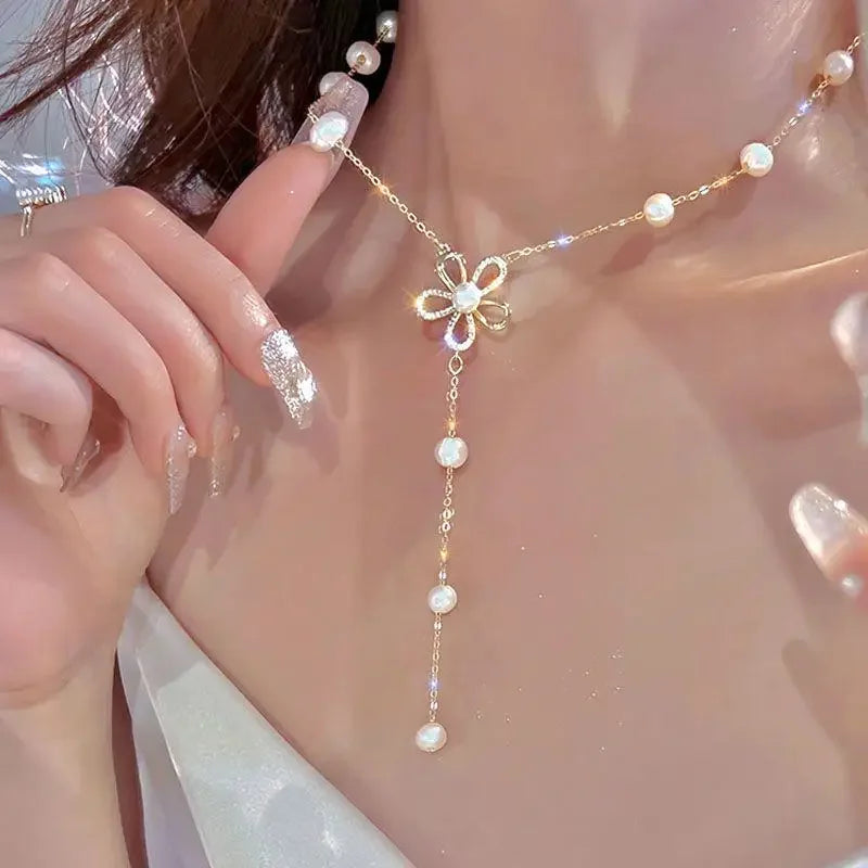 Aureline Parel Choker – Verstelbare Champagnekleurige Ketting met Parelaccenten
