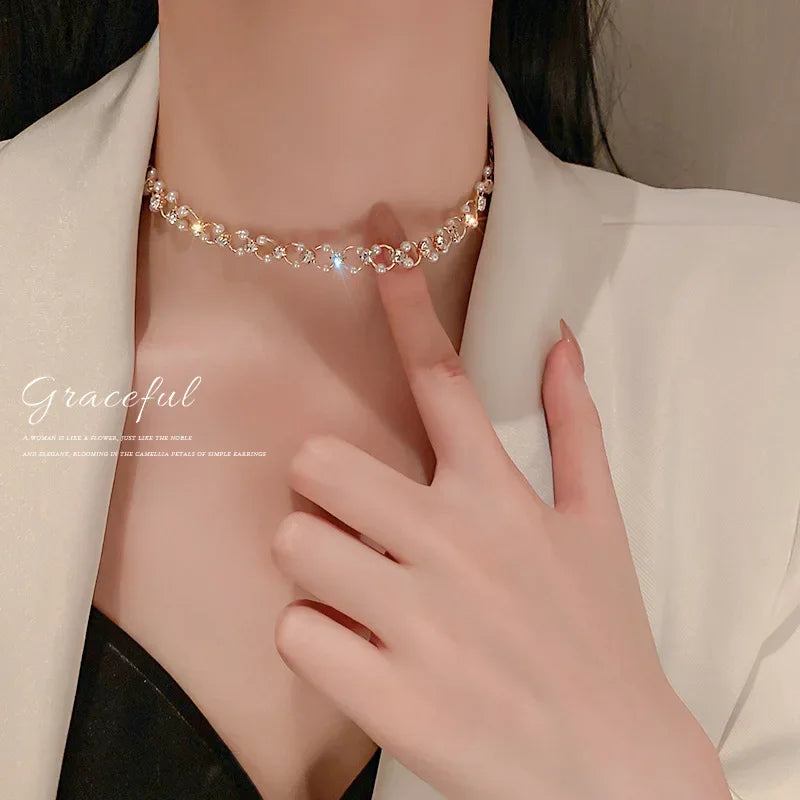 Aureline Parel Choker – Verstelbare Champagnekleurige Ketting met Parelaccenten