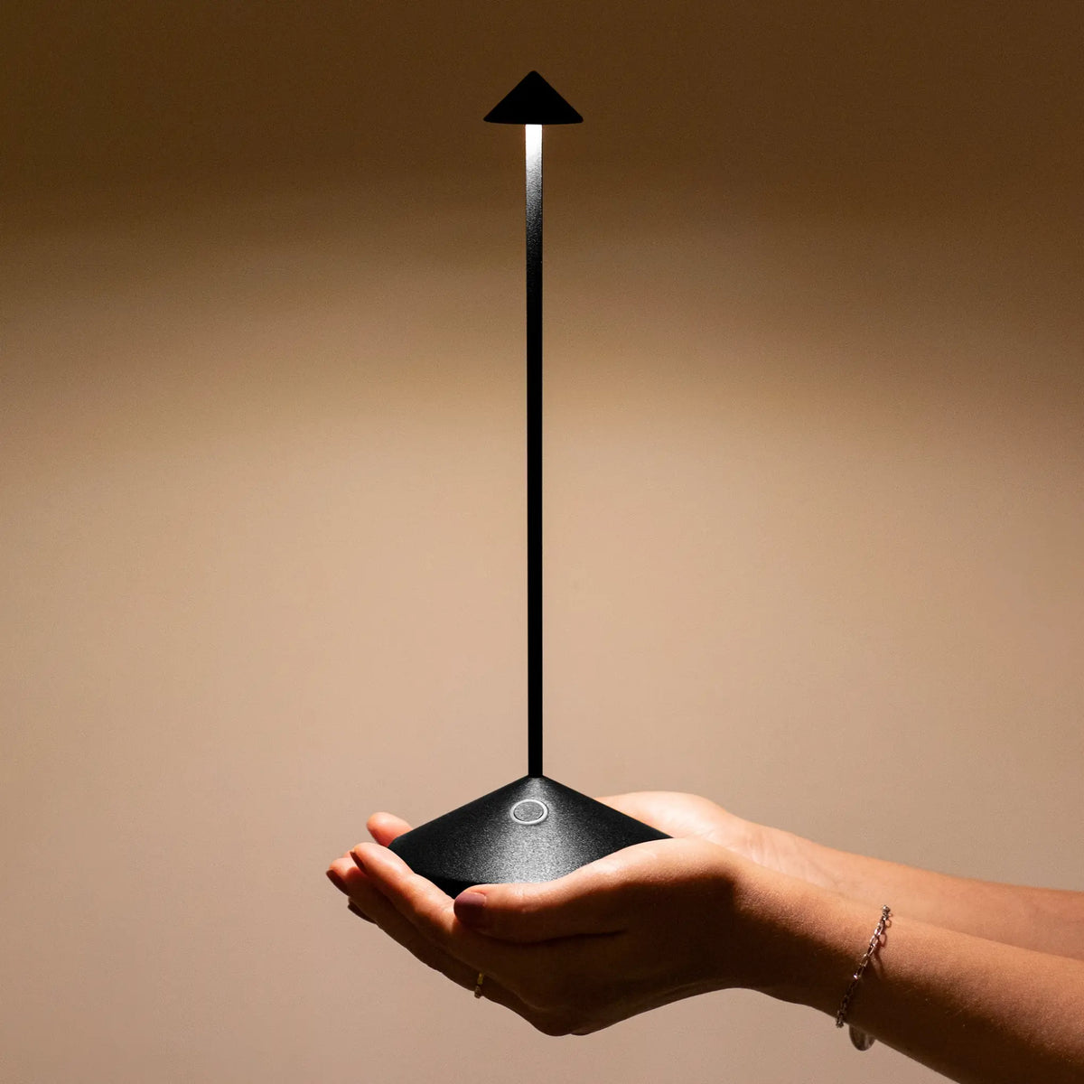 Lumora – LED Tafellamp Draadloos Oplaadbaar IP54 Binnen & Buiten