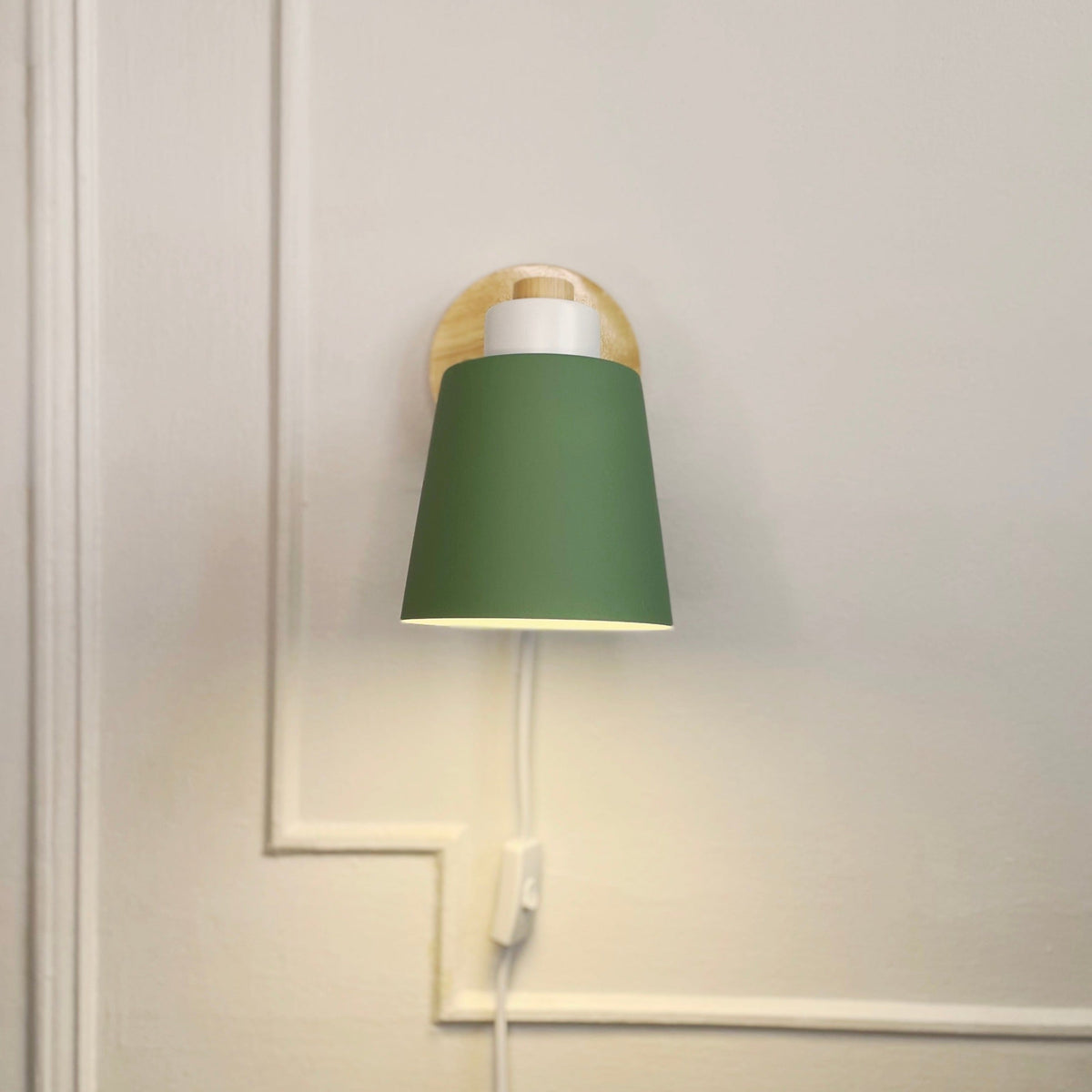 Nordura Leeslamp met Stekker – Verstelbare Kap en Houten Wandplaat
