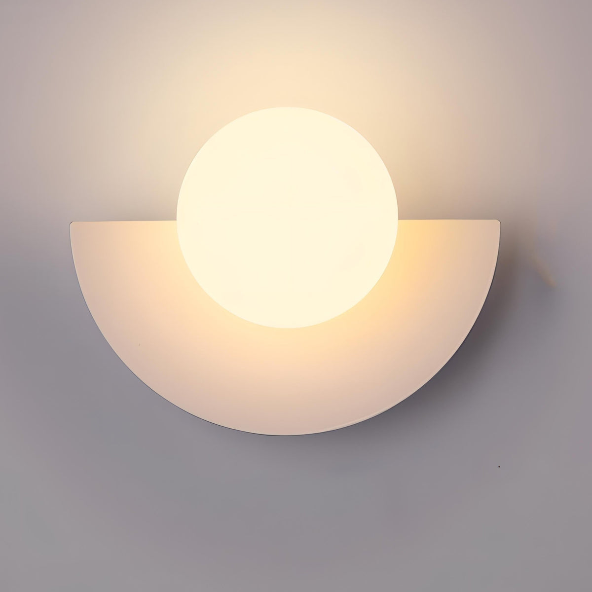 Arctiq Wandlamp – Scandinavisch Halfrond Design met Warme Geïntegreerde LED-Verlichting