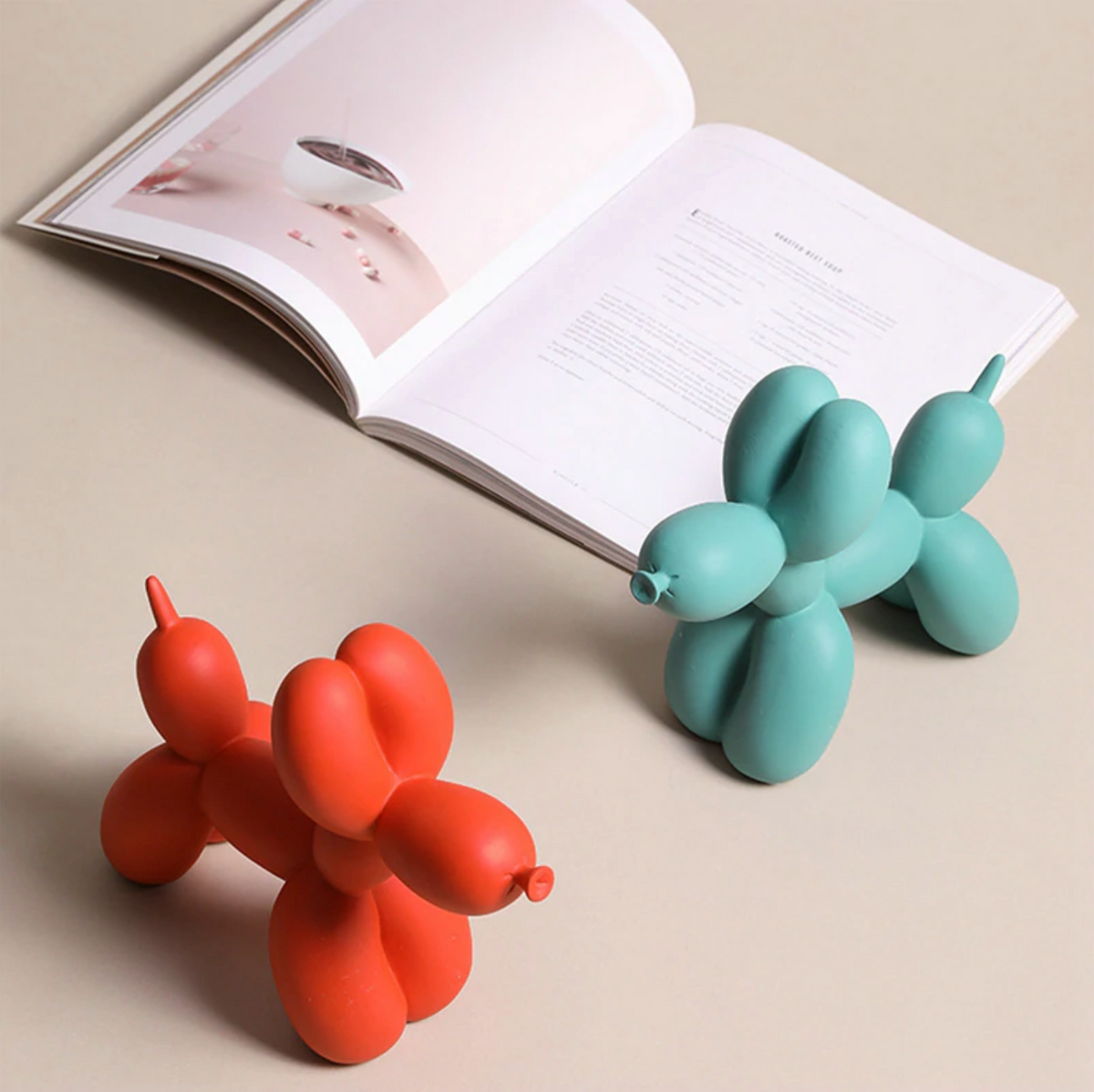 Canovo Ballonhond Beeldje – Handgemaakt Polyresin met Matte Afwerking in Levendige Kleuren