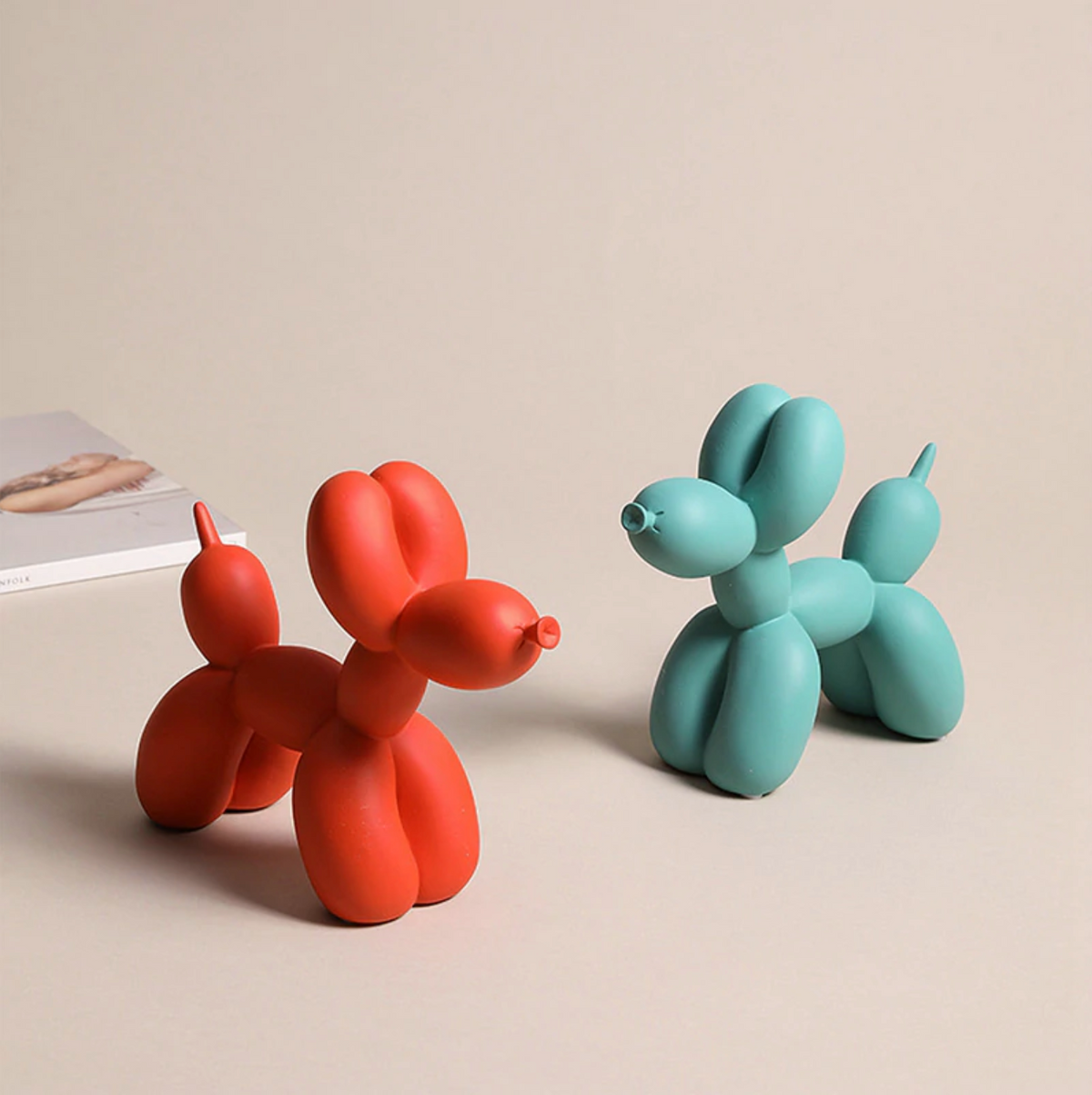 Canovo Ballonhond Beeldje – Handgemaakt Polyresin met Matte Afwerking in Levendige Kleuren