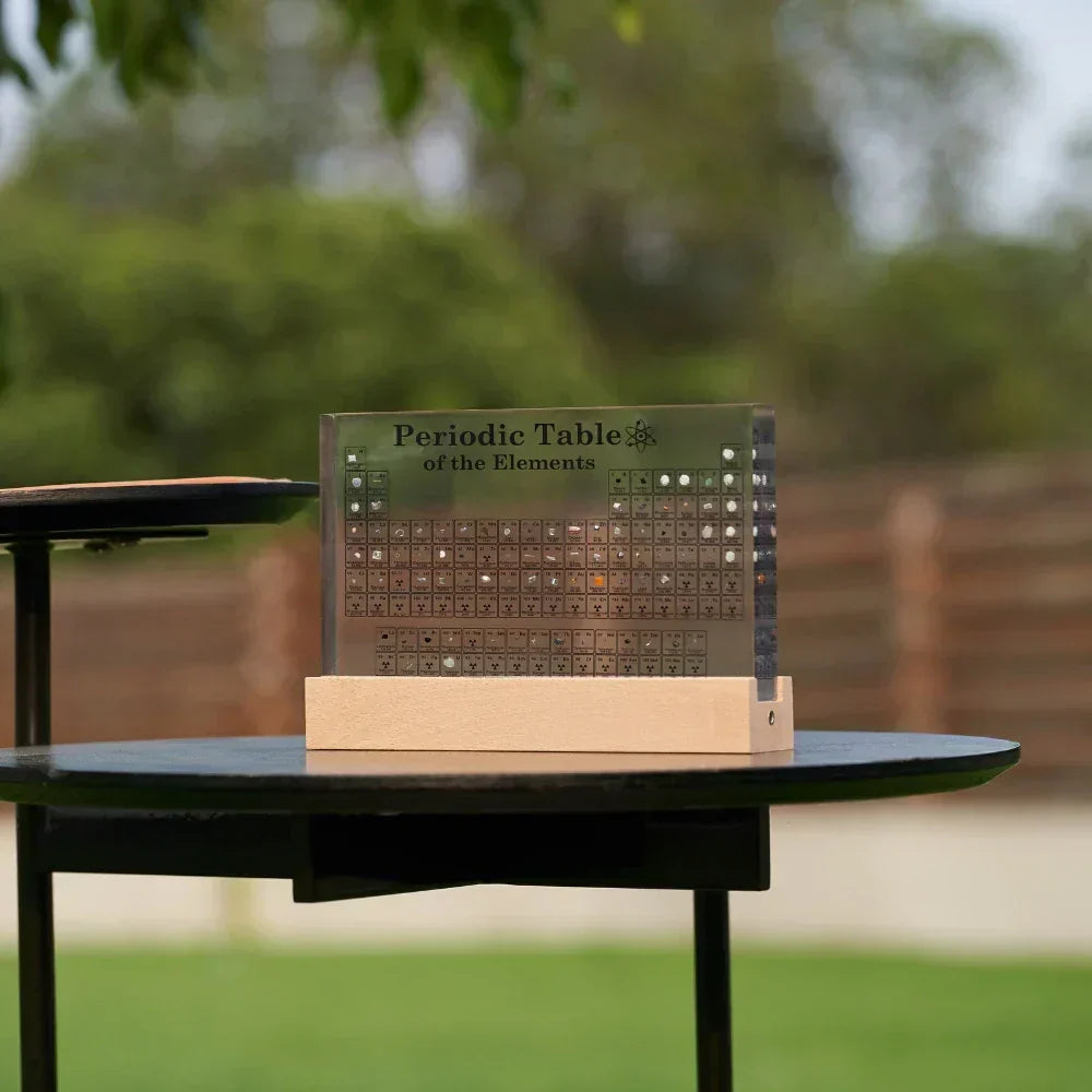 Elementa Verlichte Periodieke Tabel – Acryl display met houten voet & 83 echte elementen