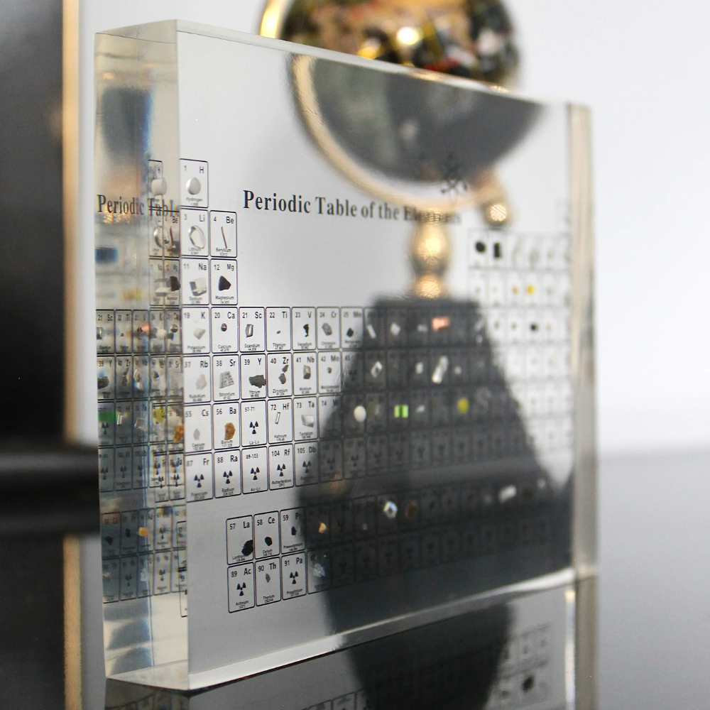 Elementa Verlichte Periodieke Tabel – Acryl display met houten voet & 83 echte elementen