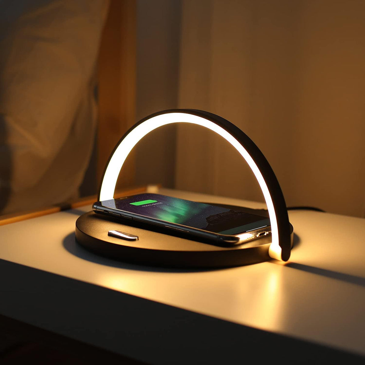 Voltrix Powerlight 3-in-1 Tafellamp – Draadloos Opladen, Dimbaar Licht & Telefoonhouder in Één Design