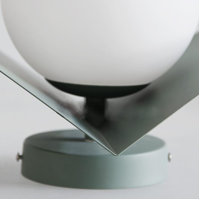 Lurevia Wandlamp met Geometrische Plaat en Frosted Glasbol – Modern Pastel Design