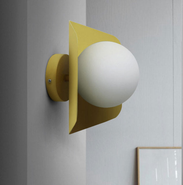 Lurevia Wandlamp met Geometrische Plaat en Frosted Glasbol – Modern Pastel Design