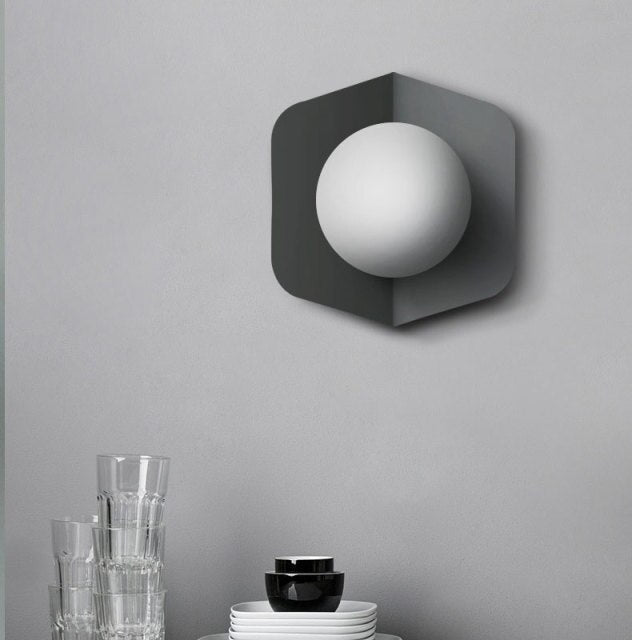 Lurevia Wandlamp met Geometrische Plaat en Frosted Glasbol – Modern Pastel Design
