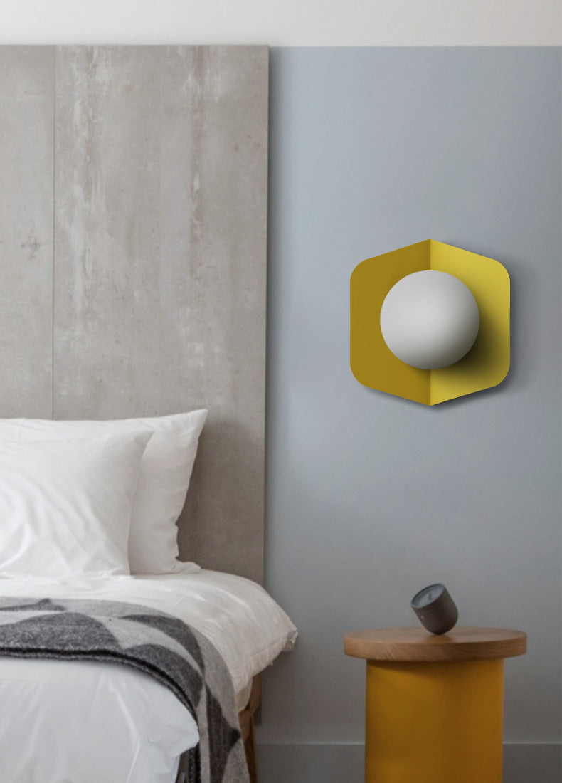 Lurevia Wandlamp met Geometrische Plaat en Frosted Glasbol – Modern Pastel Design