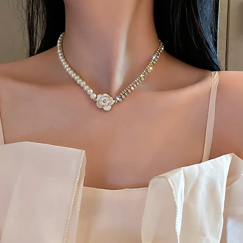 Aureline Parel Choker – Verstelbare Champagnekleurige Ketting met Parelaccenten