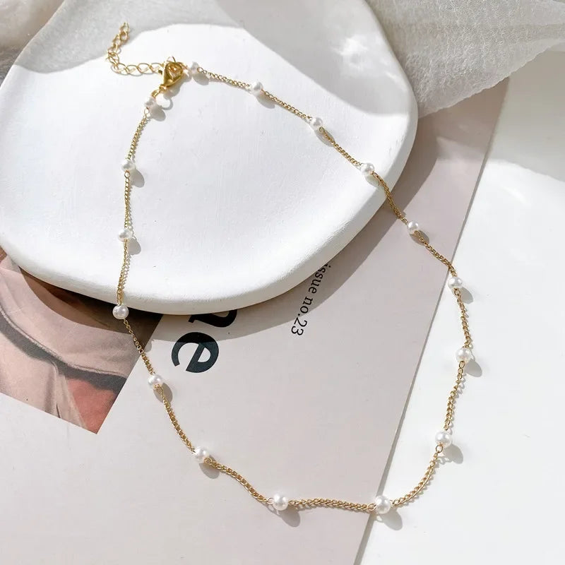 Aureline Parel Choker – Verstelbare Champagnekleurige Ketting met Parelaccenten