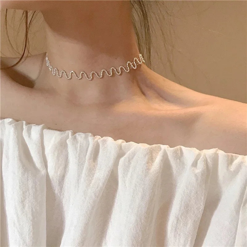 Aureline Parel Choker – Verstelbare Champagnekleurige Ketting met Parelaccenten