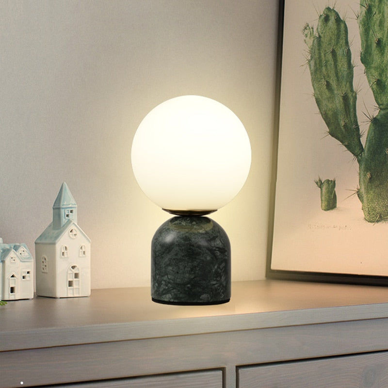 Marbela Tafellamp – Luxe Marmeren Voet met Ronde Glazen Kap & Warme LED-Verlichting