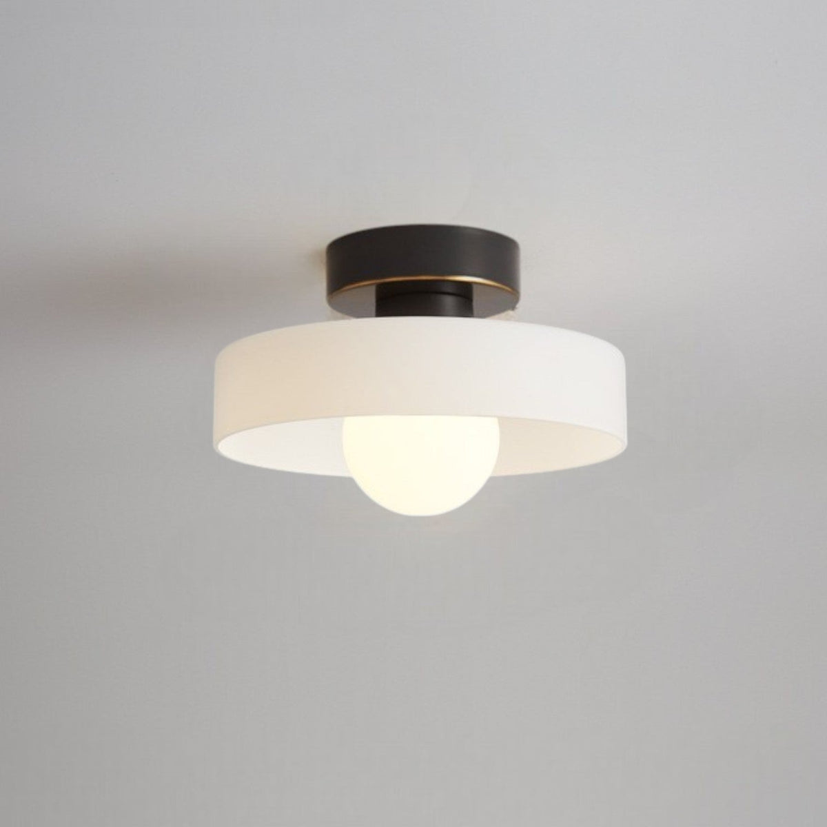 Maisoné Plafondlamp – Bauhaus Design met Glazen Kap & Luxe Messing Afwerking