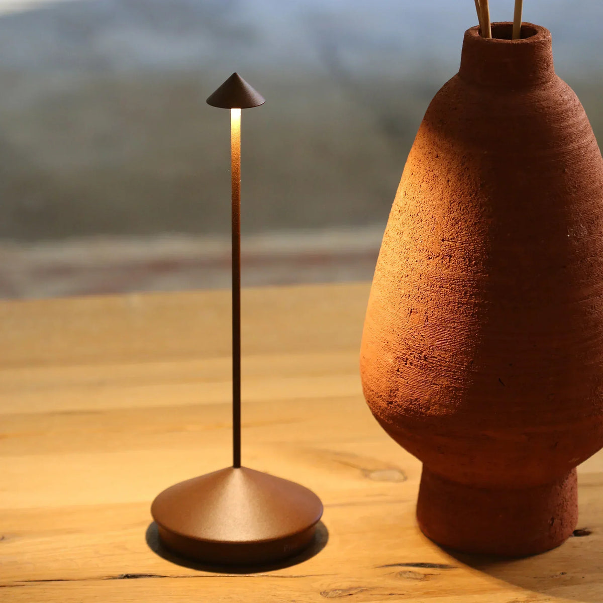 Lumora – LED Tafellamp Draadloos Oplaadbaar IP54 Binnen & Buiten