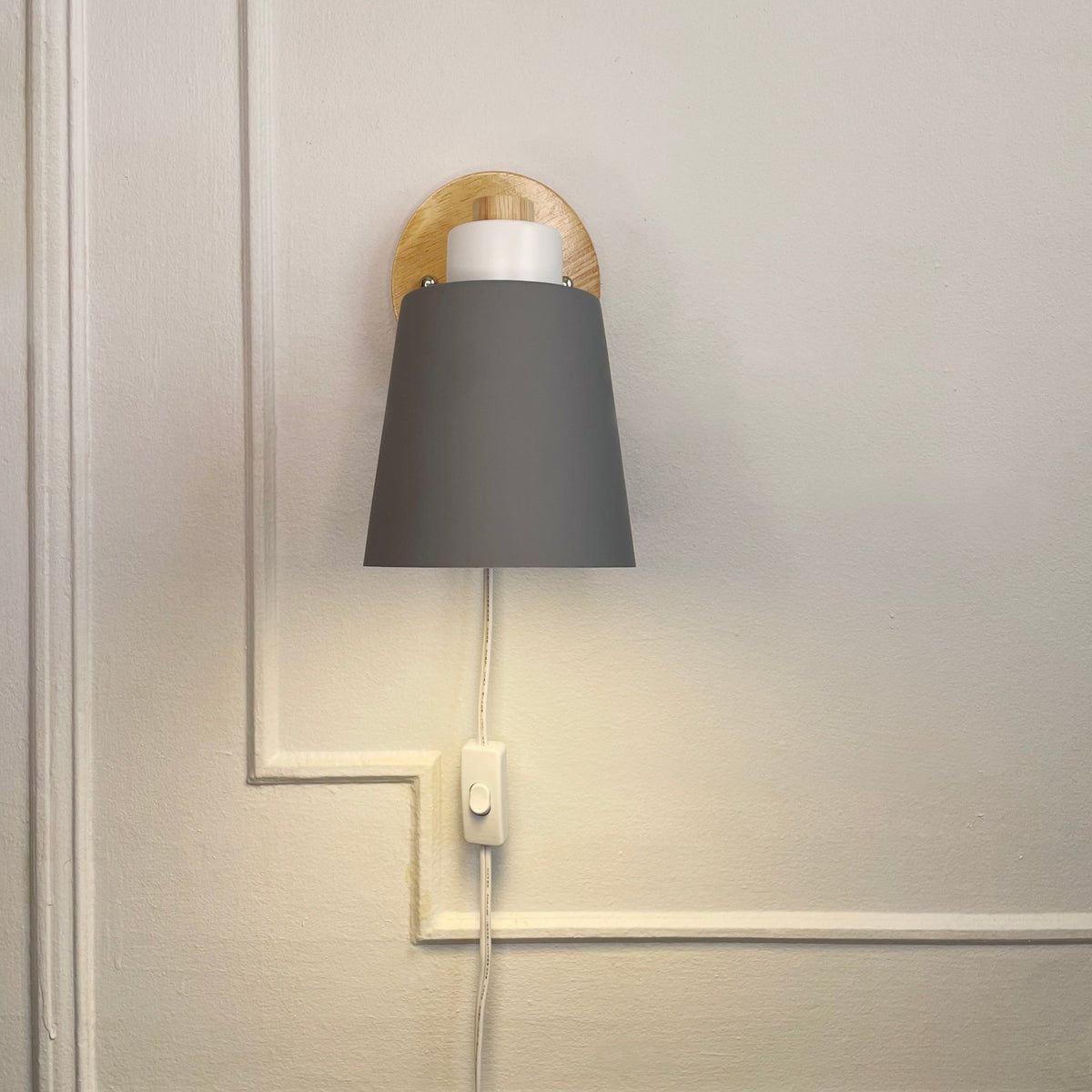 Nordura Leeslamp met Stekker – Verstelbare Kap en Houten Wandplaat