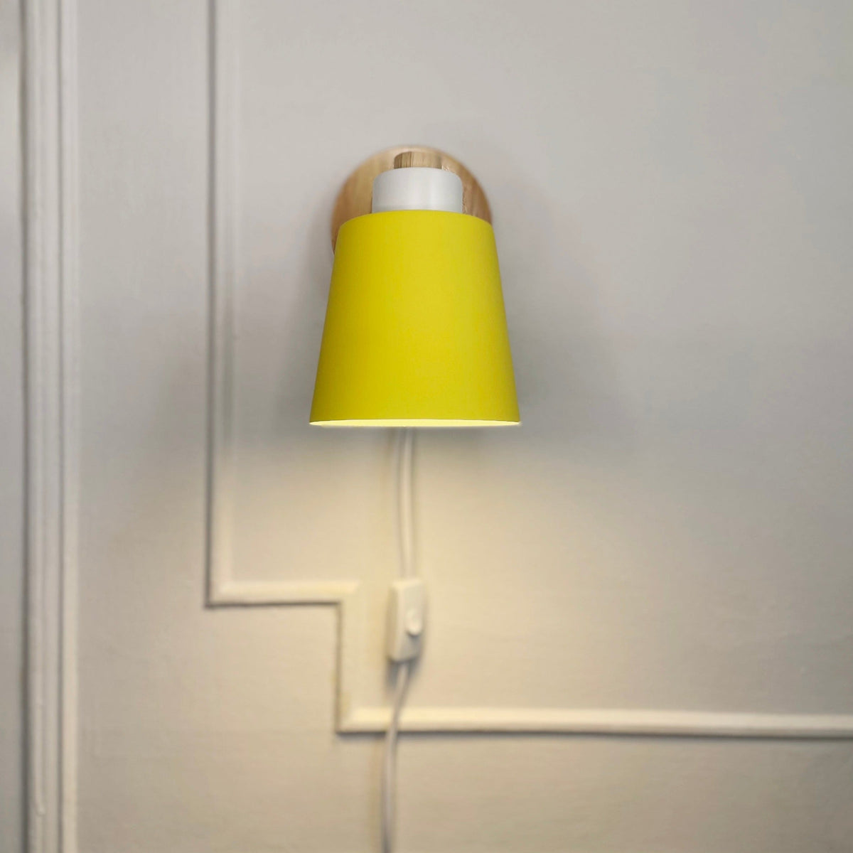 Nordura Leeslamp met Stekker – Verstelbare Kap en Houten Wandplaat