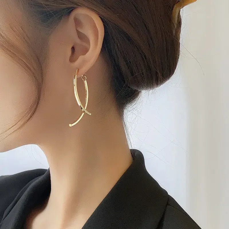 Elentara Lange Druppel Oorbellen – Champagne of Chroom met Uniek Kruisboogdesign