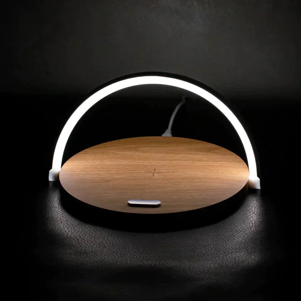 Voltrix Powerlight 3-in-1 Tafellamp – Draadloos Opladen, Dimbaar Licht & Telefoonhouder in Één Design