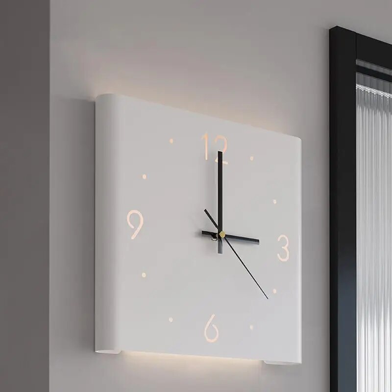 Lumora – Vierkante wandklok met licht & stil uurwerk – modern design